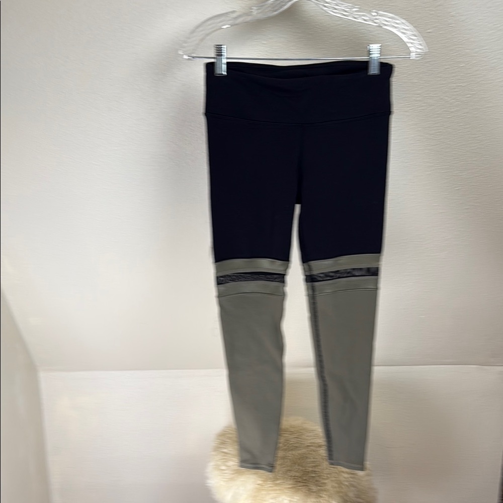ALO Yoga Black and Olive green Leggings. Size XS